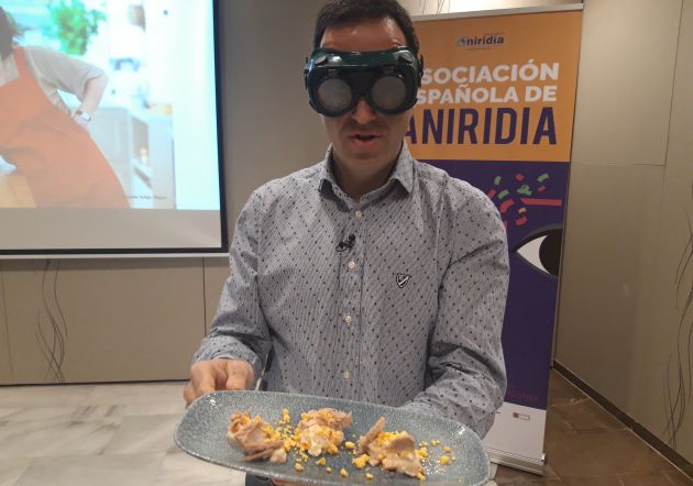 Óscar Velasco, con gafas de baja visión. Óscar Velasco, con gafas de baja visión.