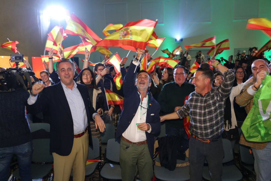 El presidente de Vox, Santiago Abascal, y el candidato a la Presidencia de la Junta de Andalucía, Francisco Serrano, celebran los resultados del 2-D.
El presidente de Vox, Santiago Abascal, y el candidato a la Presidencia de la Junta de Andalucía, Francisco Serrano, celebran los resultados del 2-D.