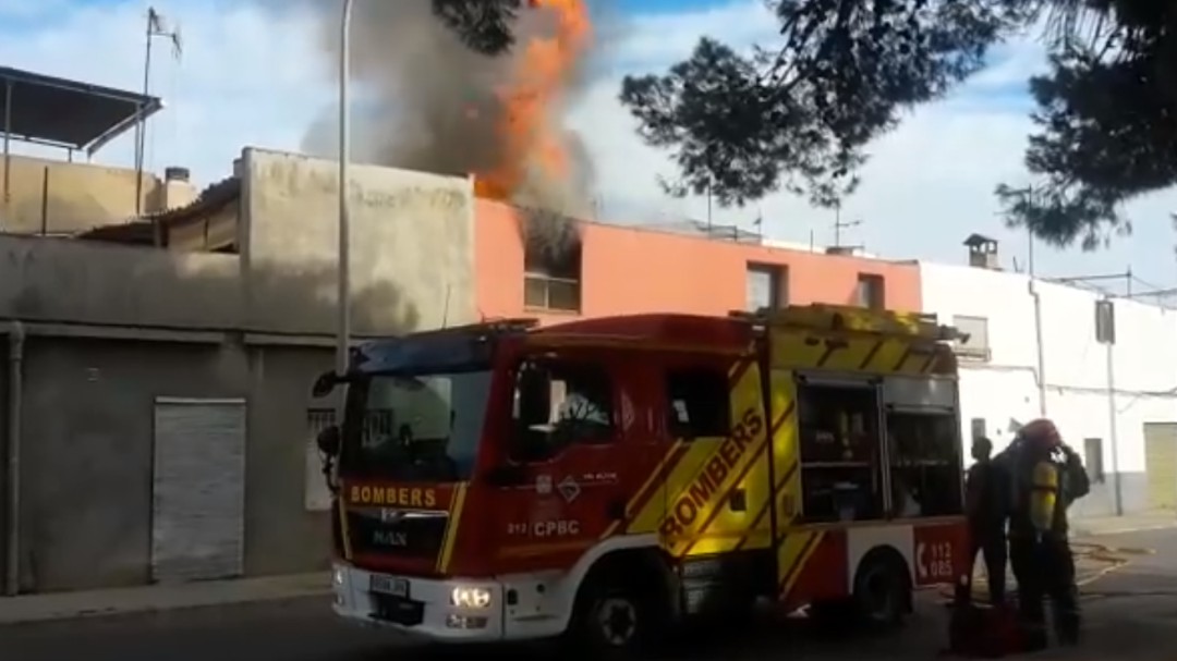 Un cojín prendido por una estufa causa el incendio de una vivienda en Vila-real