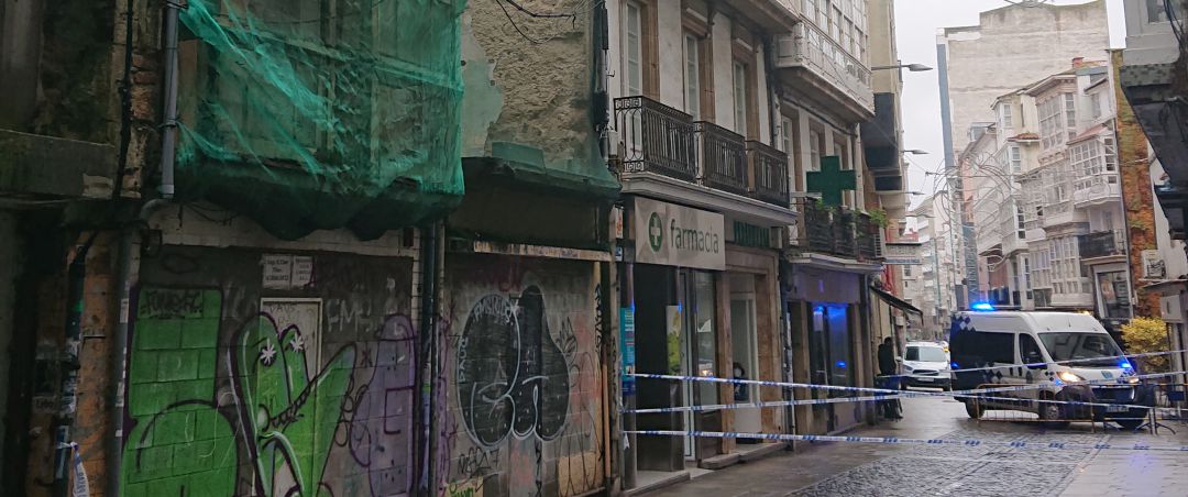 Edificio acordonado por peligro de desprendimiento en la calle San Andrés, A Coruña Edificio acordonado por peligro de desprendimiento en la calle San Andrés, A Coruña