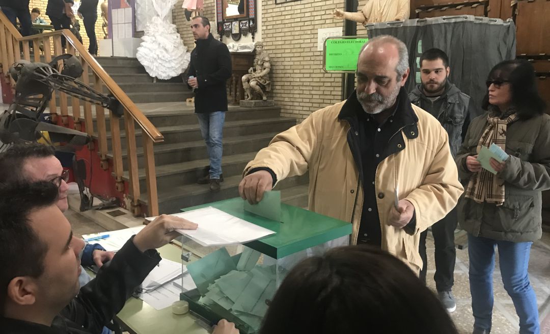 Un hombre vota en la Escuela de Arte 'José Nogué'. Un hombre vota en la Escuela de Arte 'José Nogué'.