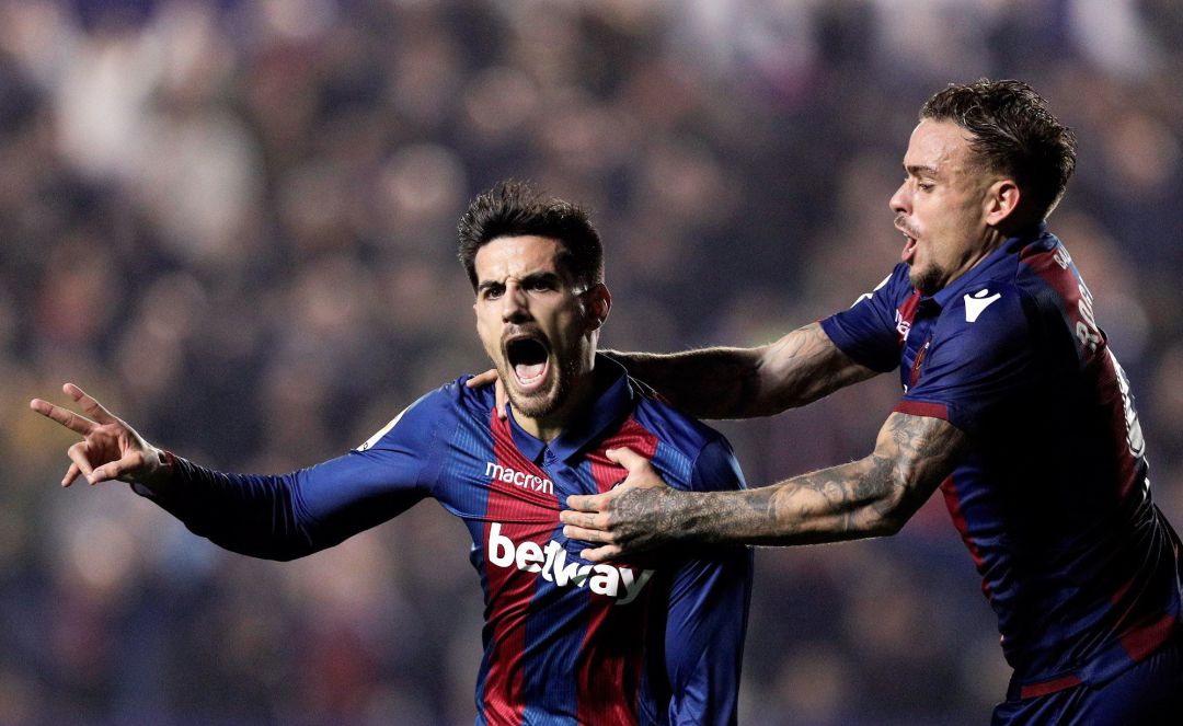 El jugador del Levante, Chema Rodríguez, celebra junto a su compañero, Roger, el primer gol marcado al Athletic de Bilbao El jugador del Levante, Chema Rodríguez, celebra junto a su compañero, Roger, el primer gol marcado al Athletic de Bilbao