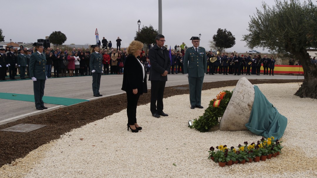 Alovera rinde homenaje a la Guardia Civil con la dedicación de una glorieta