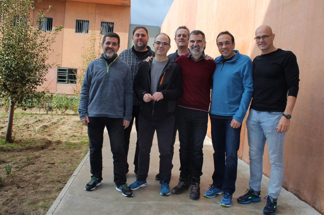 La primera fotografía de los presos independentistas en la prisión de Lledoners, distribuida por Òmnium Cultural. La primera fotografía de los presos independentistas en la prisión de Lledoners, distribuida por Òmnium Cultural.