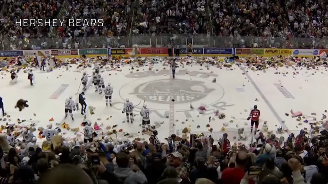 Nuevo récord de lanzamiento de peluches durante un partido de hockey sobre hielo