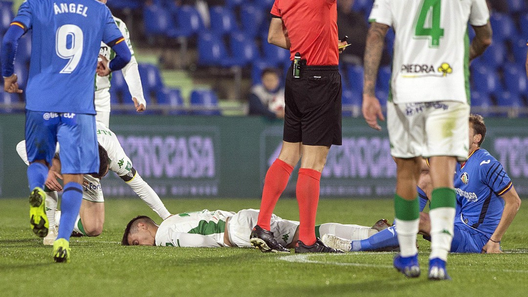 Jaime Romero abandona el Getafe - Córdoba en camilla y con collarín