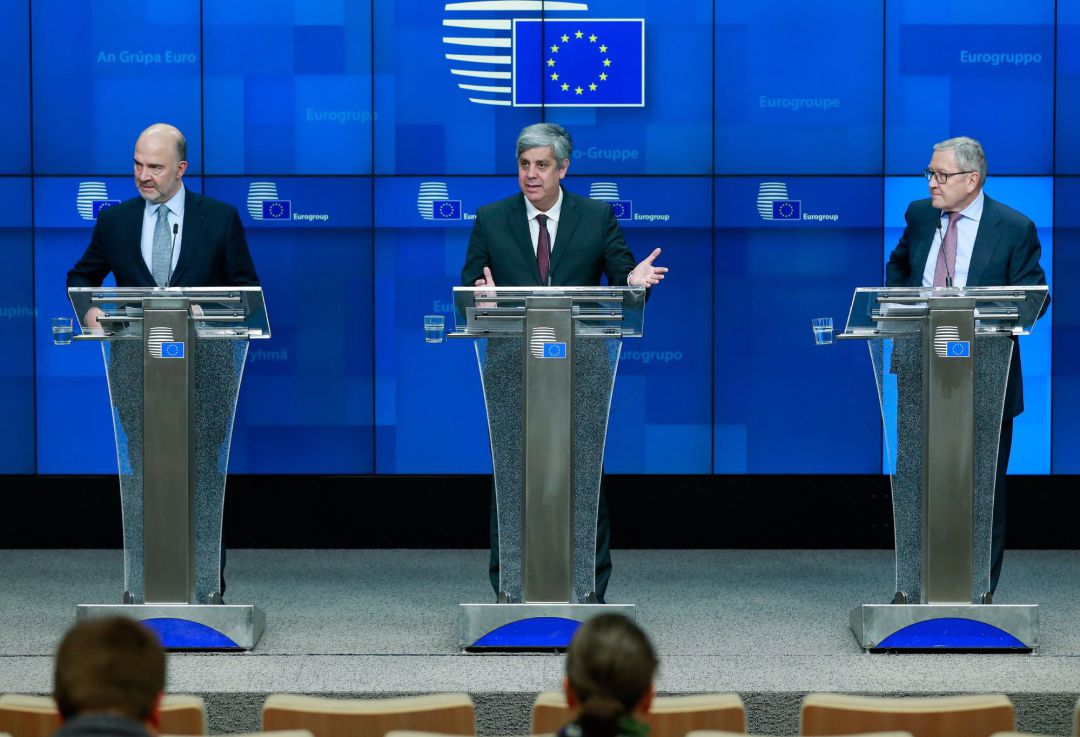 El comisario europeo de Asuntos Económicos y Financieros, Pierre Moscovici; el presidente del Eurogrupo, el portugués Mario Centeno; y el director gerente del Mecanismo Europeo de Estabilidad (MEDE), Klaus Regling, dan una rueda de prensa tras concluir la reunión del Eurogrupo en el Consejo Europeo en Bruselas (Bélgica) El comisario europeo de Asuntos Económicos y Financieros, Pierre Moscovici; el presidente del Eurogrupo, el portugués Mario Centeno; y el director gerente del Mecanismo Europeo de Estabilidad (MEDE), Klaus Regling, dan una rueda de prensa tras concluir la reunión del Eurogrupo en el Consejo Europeo en Bruselas (Bélgica)