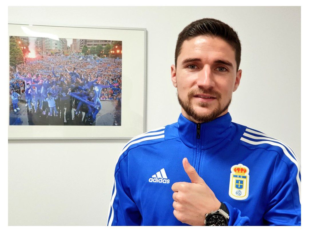Omar Ramos posa como nuevo jugador del conjunto azul. Omar Ramos posa como nuevo jugador del conjunto azul.