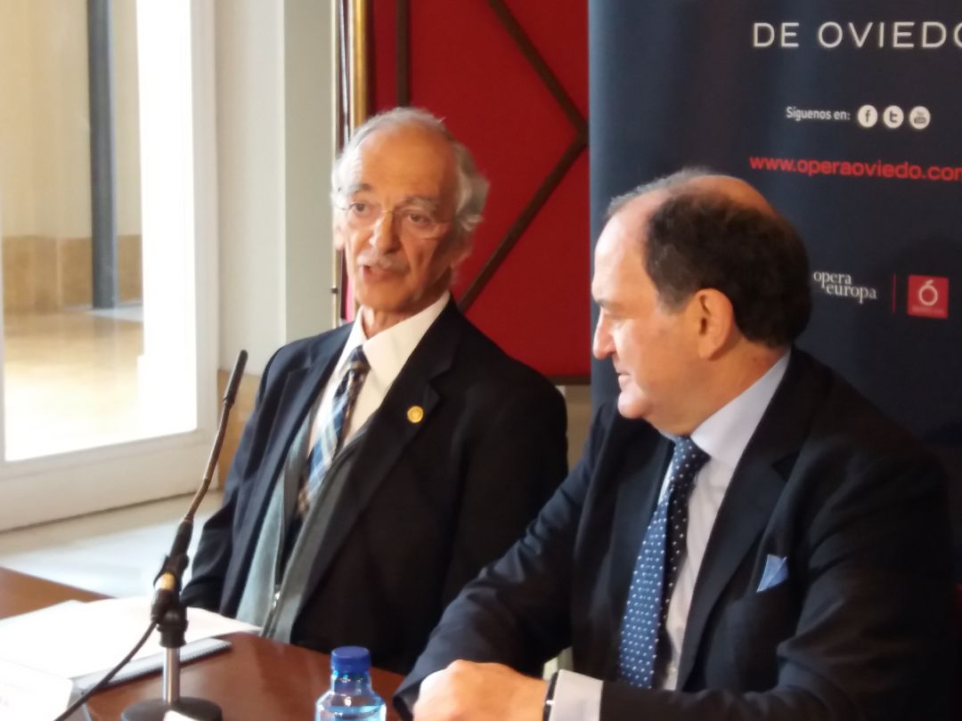 Jaime Martínez y Juan Carlos Rodríguez-Ovejero, durante el acto público de relevo al frente de la presidencia de Ópera de Oviedo Jaime Martínez y Juan Carlos Rodríguez-Ovejero, durante el acto público de relevo al frente de la presidencia de Ópera de Oviedo