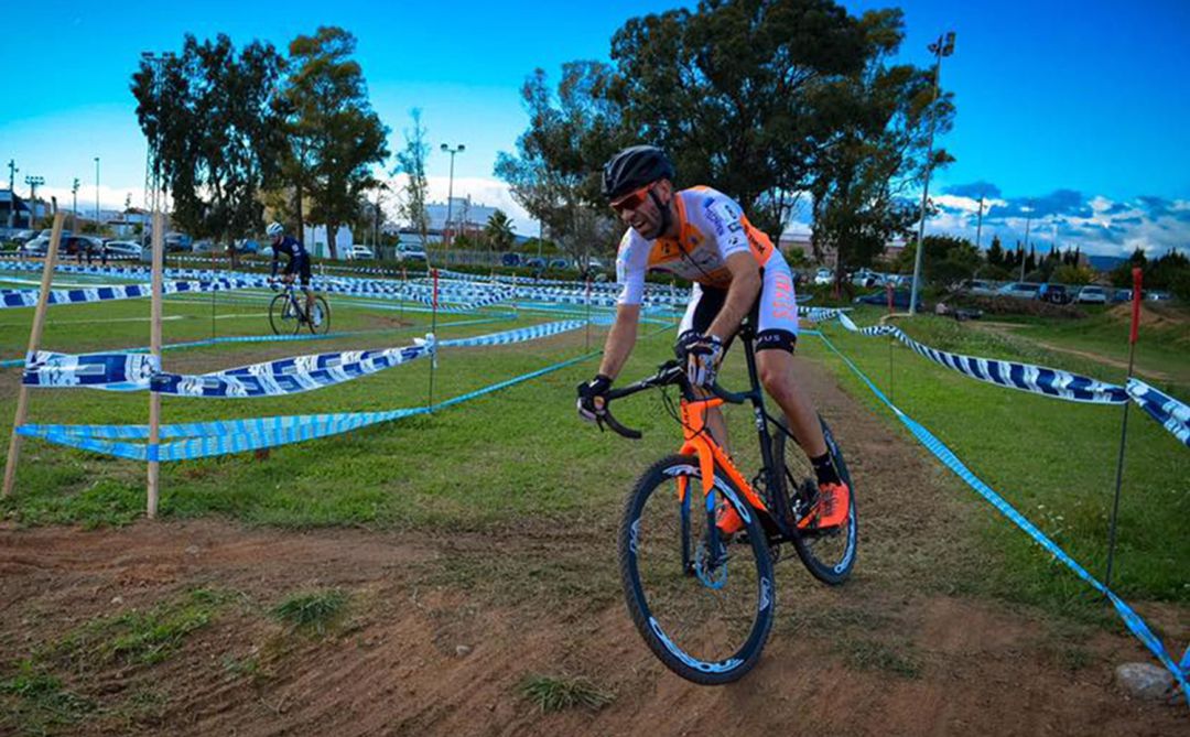 Javier Almela en el ciclocross de Carlet. Javier Almela en el ciclocross de Carlet.