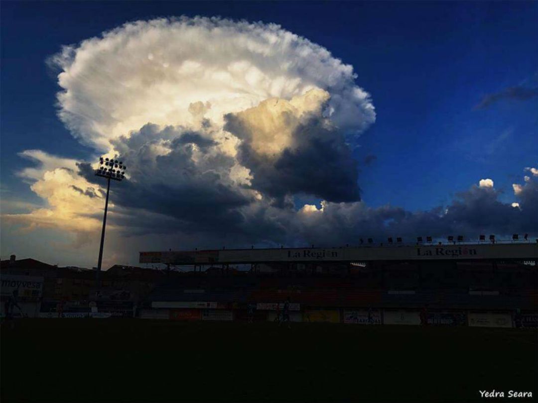 El campo de O Couto, será de nuevo escenario de la tercera jornada de liga, disputándose la segunda mitad aplazada como consecuencia de una tormenta de lluvia y granizo. El campo de O Couto, será de nuevo escenario de la tercera jornada de liga, disputándose la segunda mitad aplazada como consecuencia de una tormenta de lluvia y granizo.