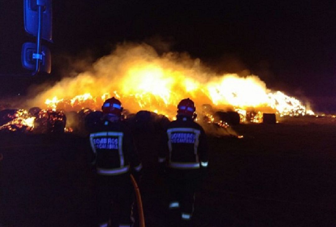 Los bomberos del 112 Cantabria intervienen en la extinción del incendio, en 2016. Los bomberos del 112 Cantabria intervienen en la extinción del incendio, en 2016.