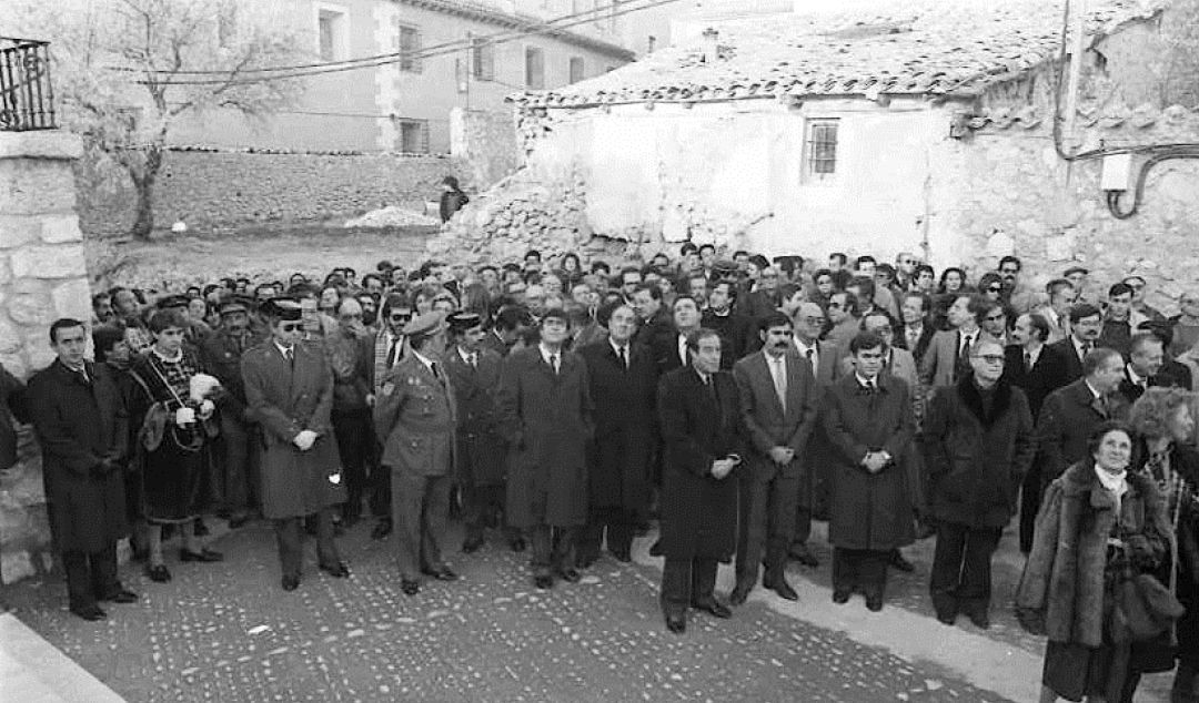 Autoridades y público durante la inauguración del Monumento a la Constitución en la plaza de Mangana en 1986, junto a las tapias del Asilo, hoy Museo de las Ciencias de Castilla-La Mancha. Autoridades y público durante la inauguración del Monumento a la Constitución en la plaza de Mangana en 1986, junto a las tapias del Asilo, hoy Museo de las Ciencias de Castilla-La Mancha.