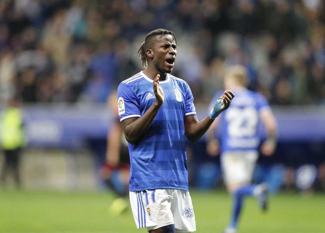 Ibrahima aplaude a la grada del Carlos Tartiere. Ibrahima aplaude a la grada del Carlos Tartiere.