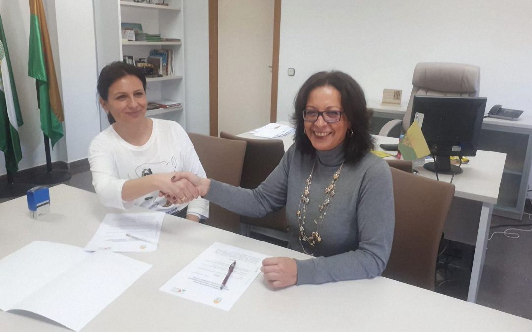 De izquierda a derecha, la alcaldesa de Lopera, Isabel Uceda, y la secretaria general de UPTA Andalucía, Inés Mazuela. De izquierda a derecha, la alcaldesa de Lopera, Isabel Uceda, y la secretaria general de UPTA Andalucía, Inés Mazuela.