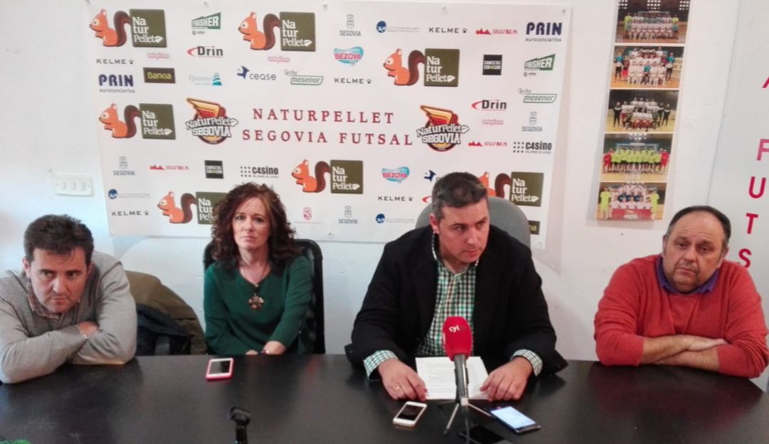 Álvaro Fernández, junto a miembros de la directiva en la rueda de prensa Álvaro Fernández, junto a miembros de la directiva en la rueda de prensa