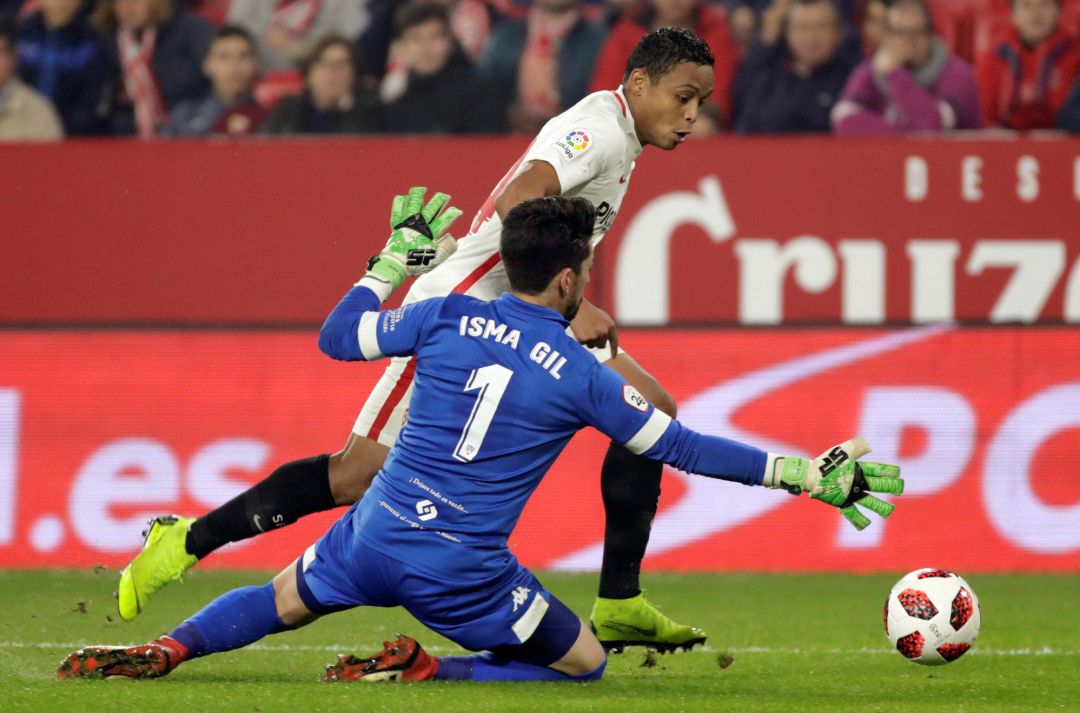 GRAF2355. SEVILLA.- El colombiano Luis Muriel (detrás), del Sevilla, intenta superar a Isma Gil, portero del Villanovense, en la jugada del penalti durante el partido de vuelta de dieciseisavos de final de la Copa del Rey que se juega esta noche en el estadio Sánchez-Pizjuán, en Sevilla. EFE Julio Muñoz GRAF2355. SEVILLA.- El colombiano Luis Muriel (detrás), del Sevilla, intenta superar a Isma Gil, portero del Villanovense, en la jugada del penalti durante el partido de vuelta de dieciseisavos de final de la Copa del Rey que se juega esta noche en el estadio Sánchez-Pizjuán, en Sevilla. EFE Julio Muñoz