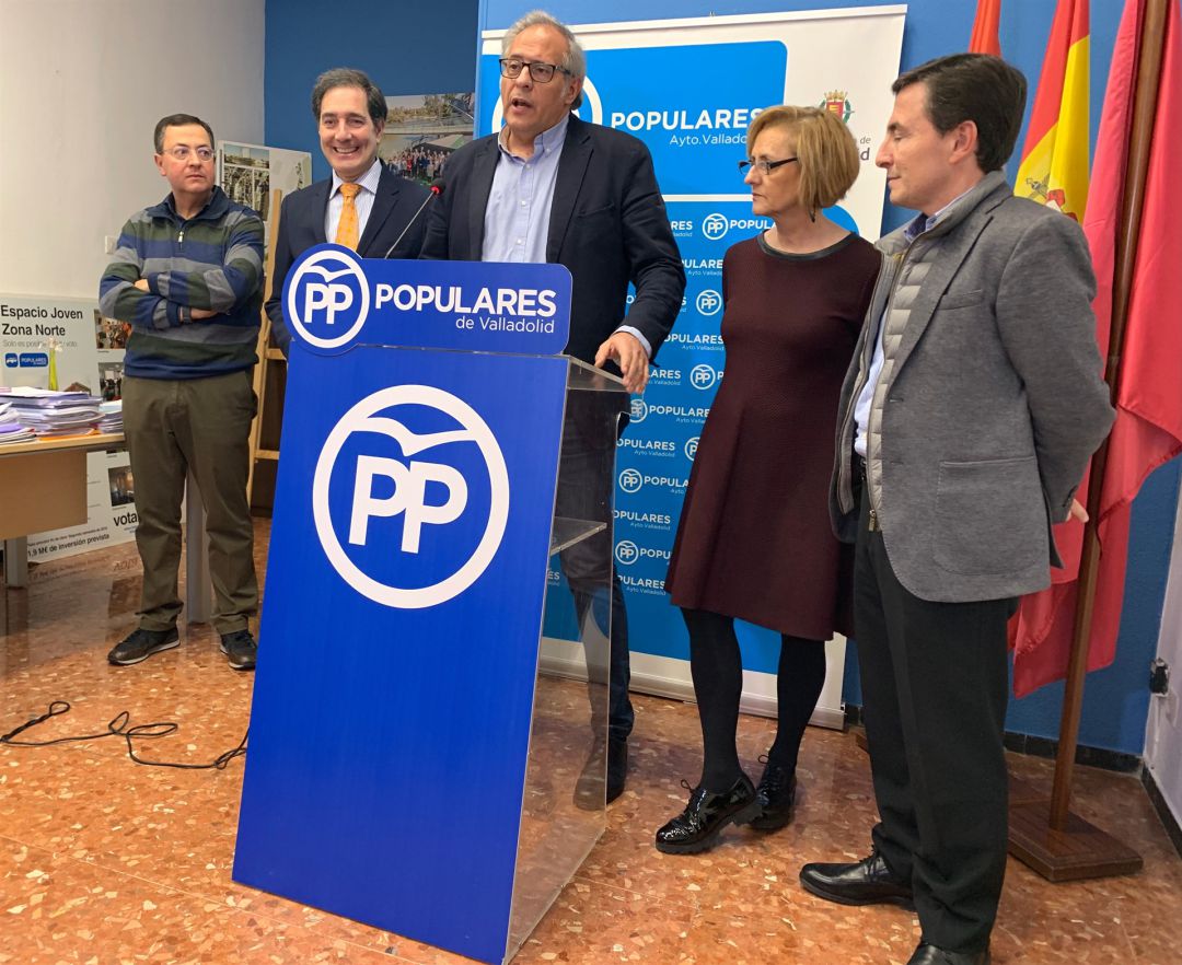 Martínez Bermejo ofrece la rueda de prensa junto a cuatro concejales del PP Martínez Bermejo ofrece la rueda de prensa junto a cuatro concejales del PP