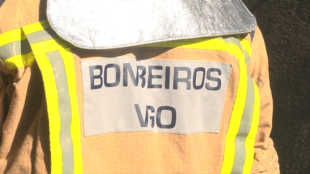 Dos personas intoxicadas en un incendio en Rúa Montecelo