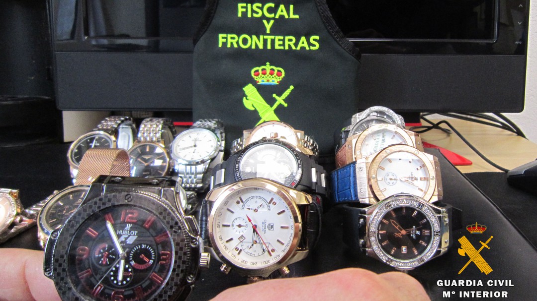 Intervenidos 16 relojes falsificados en el mercadillo de Laredo
