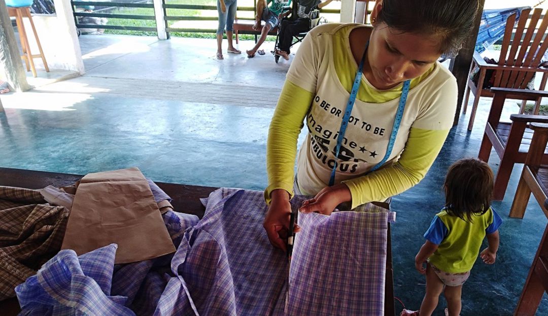 Los talleres han formado a 37 madres adolescentes de Yurimaguas (Perú) en confección y costura. Los talleres han formado a 37 madres adolescentes de Yurimaguas (Perú) en confección y costura.