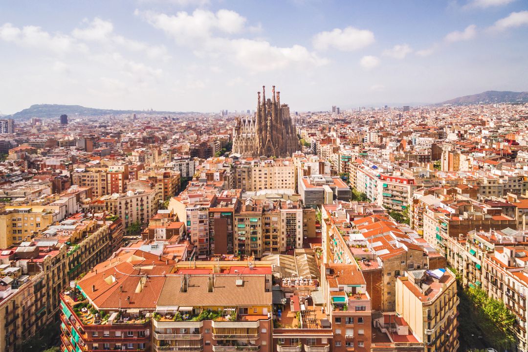 Vista aérea de la Catedral de La Sagrada Familia y el paisaje urbano de Barcelona Vista aérea de la Catedral de La Sagrada Familia y el paisaje urbano de Barcelona