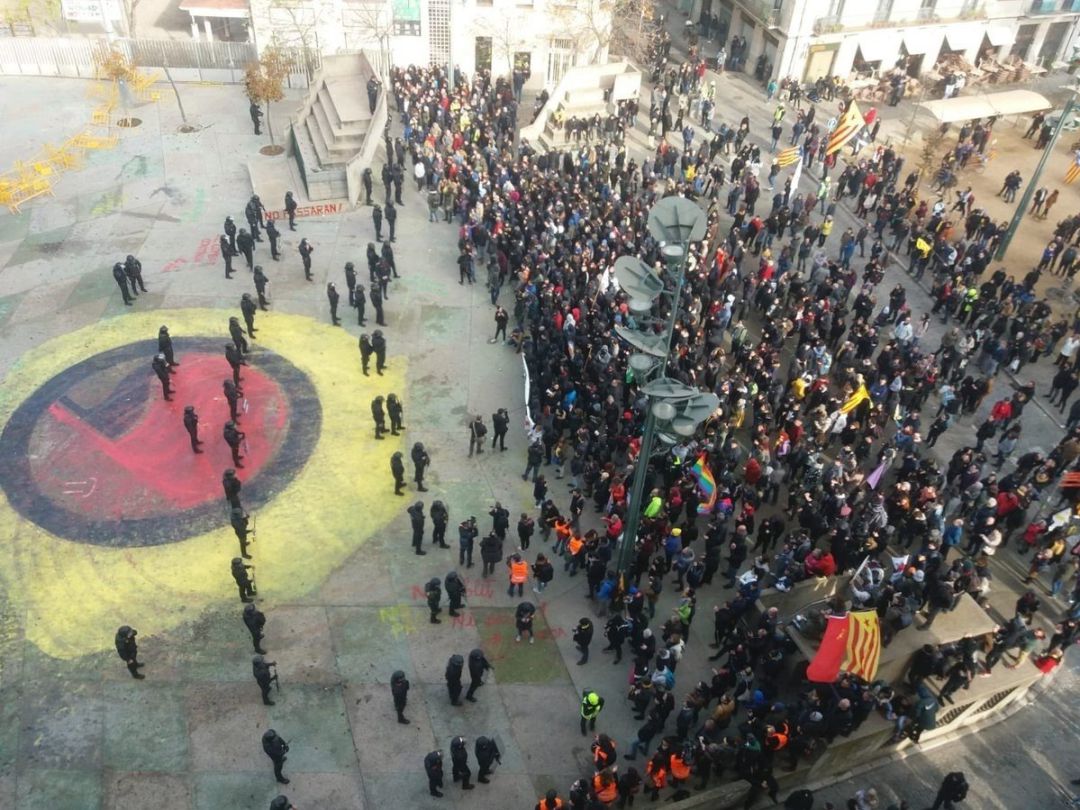Más de 40 heridos en Cataluña tras los incidentes con radicales en actos de la Constitución Más de 40 heridos en Cataluña tras los incidentes con radicales en actos de la Constitución