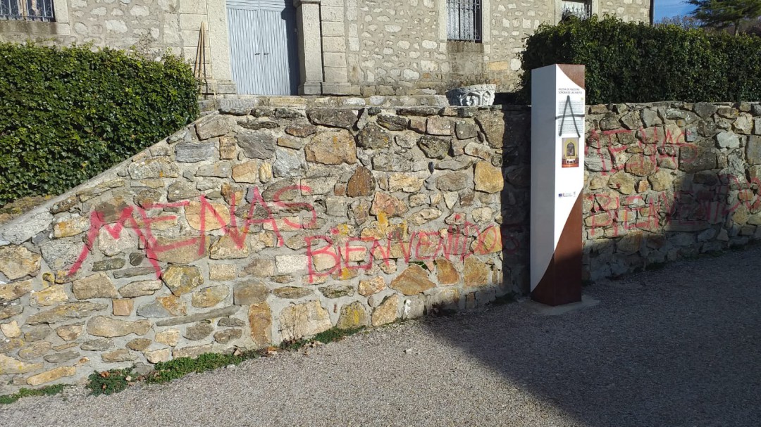 Aparecen pintadas en Somosierra a favor de la acogida de 'menas'