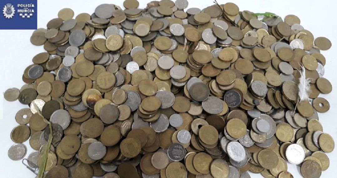 Tiran a la basura 3 kilos de pesetas y céntimos Tiran a la basura 3 kilos de pesetas y céntimos