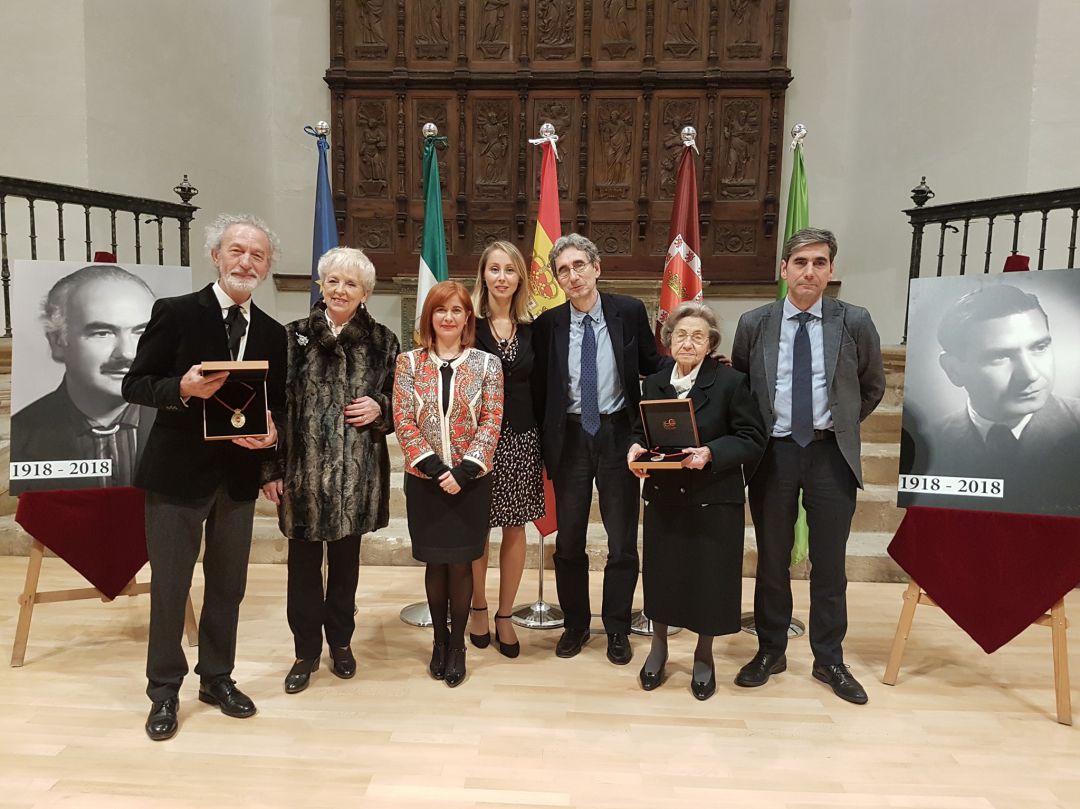 Familiares de Fco. Palma Burgos y Juan Pasquau recogen la Medalla de Oro de Úbeda en el Hospital de Santiago Familiares de Fco. Palma Burgos y Juan Pasquau recogen la Medalla de Oro de Úbeda en el Hospital de Santiago