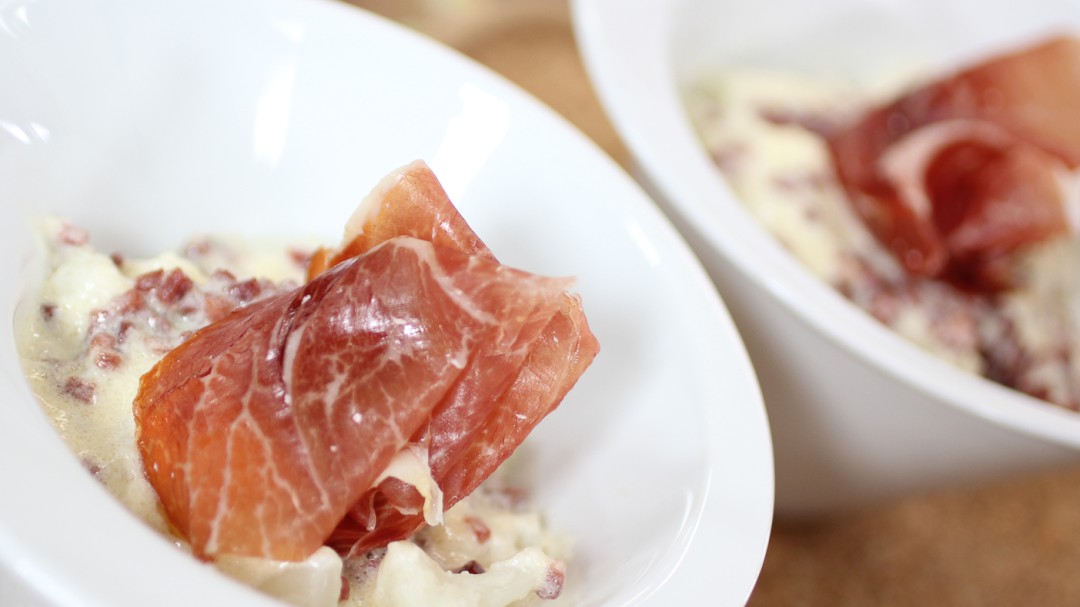 Coliflor con salsa de jamón y queso