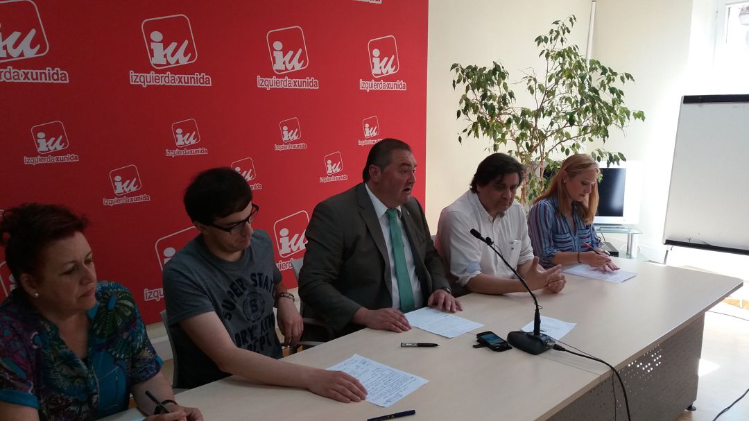 Alejandro Suárez (segundo por la derecha) firma la carta remitida a la FADE en la que comunica que IU no acudirá a la reunión del próximo día 17.- Alejandro Suárez (segundo por la derecha) firma la carta remitida a la FADE en la que comunica que IU no acudirá a la reunión del próximo día 17.-