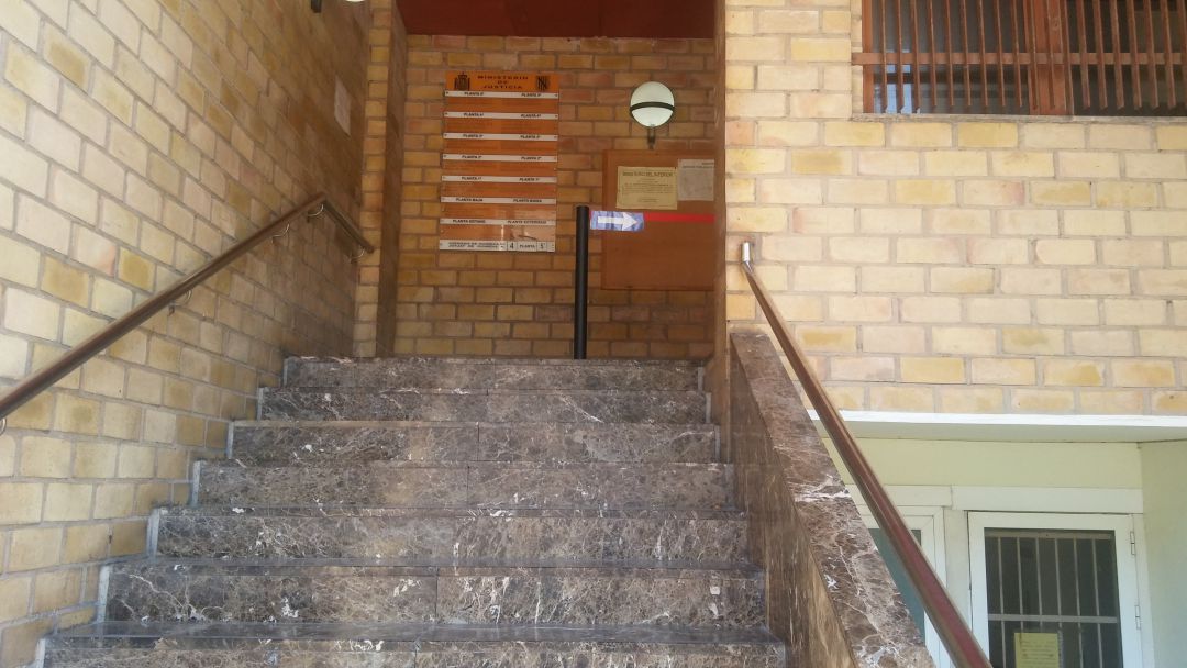 Entrada de los juzgados de Ibiza Entrada de los juzgados de Ibiza
