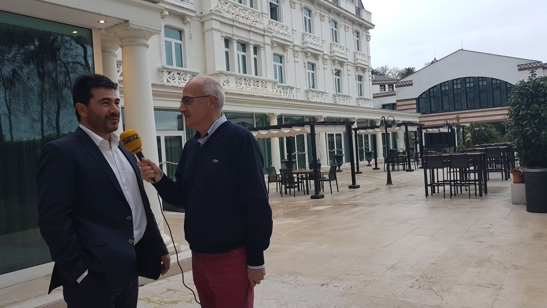 Roberto García es entrevistado por Pedro Aresti en las instalaciones del Balneario de Solares Roberto García es entrevistado por Pedro Aresti en las instalaciones del Balneario de Solares