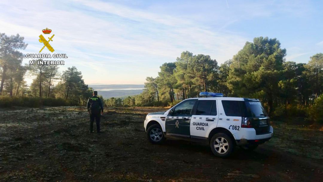 Un agente de la Guardia Civil en el lugar donde se extravió el octogenario Un agente de la Guardia Civil en el lugar donde se extravió el octogenario