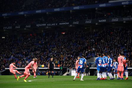 Messi pega el balón en el primer gol del partido Messi pega el balón en el primer gol del partido