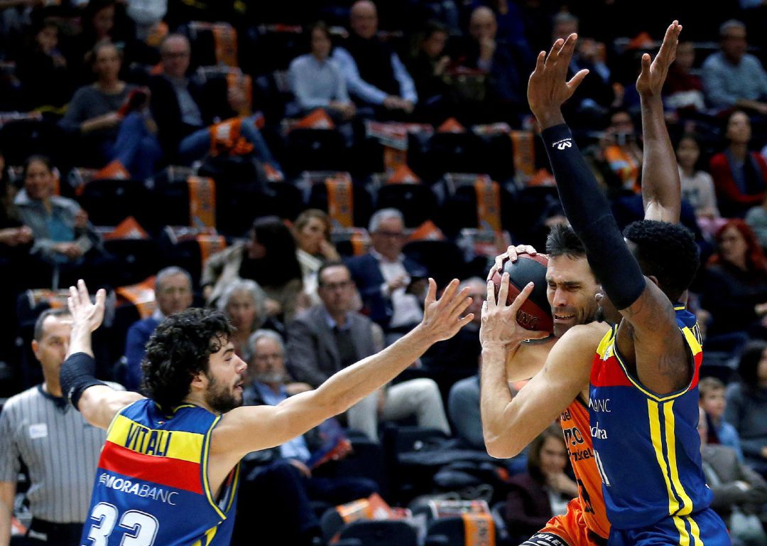 El jugador del Valencia Basket Club Fernando San Emeterio (c), y los jugadores del Morabanc Andorra Michele Vitali y Ennis Dylan (d), durante el partido de la Liga Endesa que se disputa en el Pabellón Fuente de San Luís de Valencia. El jugador del Valencia Basket Club Fernando San Emeterio (c), y los jugadores del Morabanc Andorra Michele Vitali y Ennis Dylan (d), durante el partido de la Liga Endesa que se disputa en el Pabellón Fuente de San Luís de Valencia.