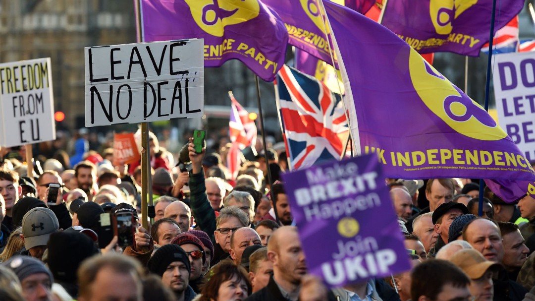 Miles de ultraderechistas marchan en Londres pidiendo que el Reino Unido salga ya de la UE