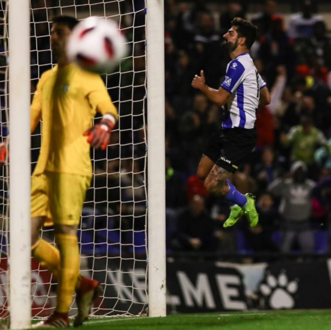 Carlos Martínez celebra su gol ante Peralada Carlos Martínez celebra su gol ante Peralada