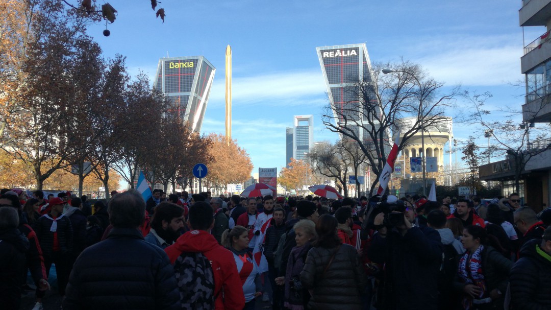 Las hinchadas de River y Boca toman Madrid