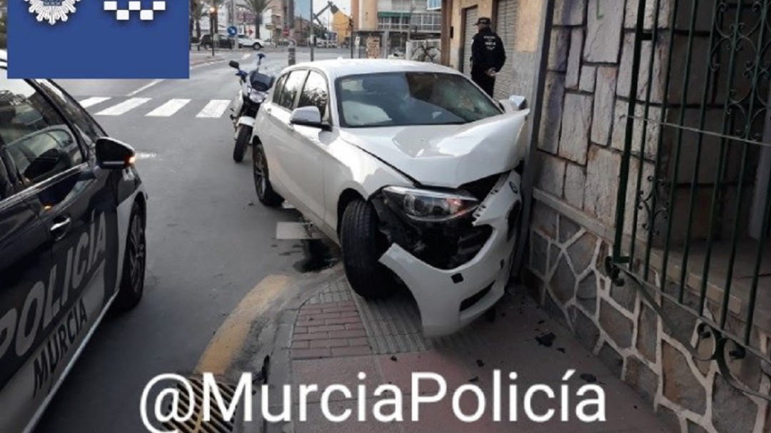 Un conductor ebrio estampa su coche contra un edificio en Santiago el Mayor e intenta fugarse