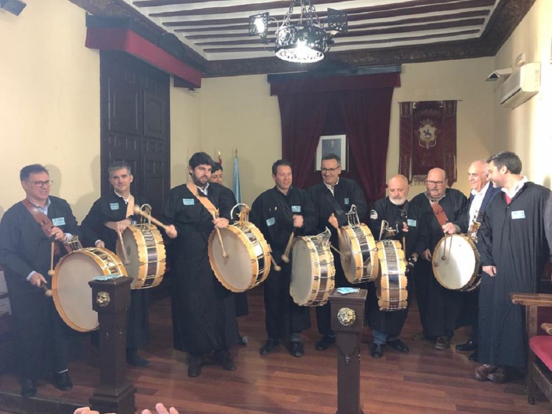 López Miras y Conesa participan en Mula en la tamborada para celebrar la declaración de Patrimonio de la Unesco López Miras y Conesa participan en Mula en la tamborada para celebrar la declaración de Patrimonio de la Unesco