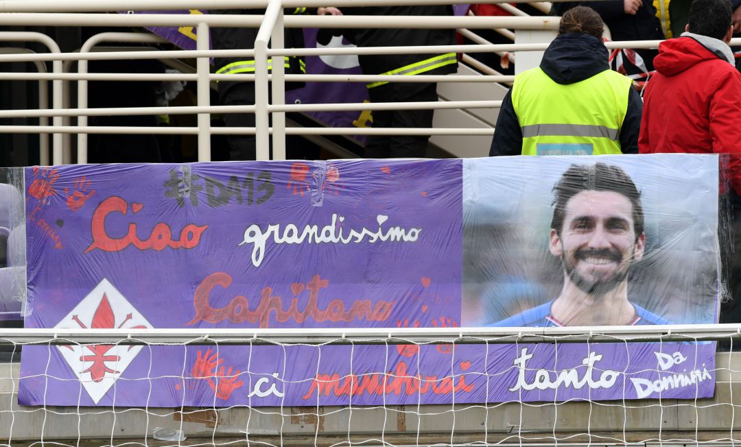 Un cartel recuerda a Davide Astori en el estadio de la Fiorentina Un cartel recuerda a Davide Astori en el estadio de la Fiorentina