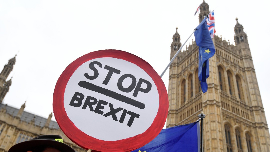 May retrasará la votación sobre el 'brexit' en busca de más consenso, según la BBC