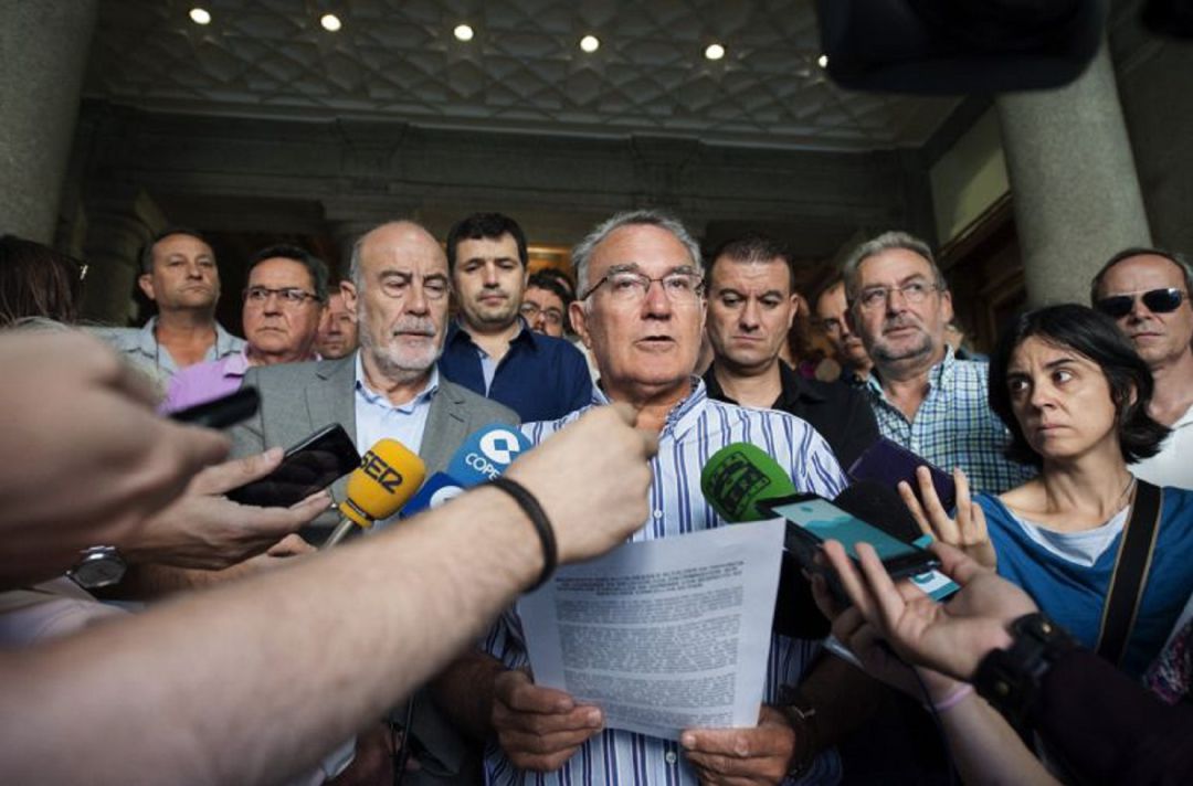 Alfredo García (centro) durante los actos por los que piden su reprobación Alfredo García (centro) durante los actos por los que piden su reprobación