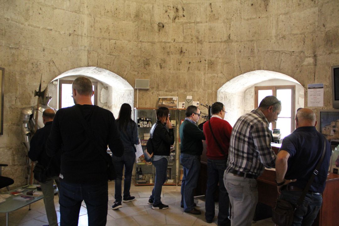 Un grupo de personas solicita información en la Oficina de Turismo de Cuéllar Un grupo de personas solicita información en la Oficina de Turismo de Cuéllar