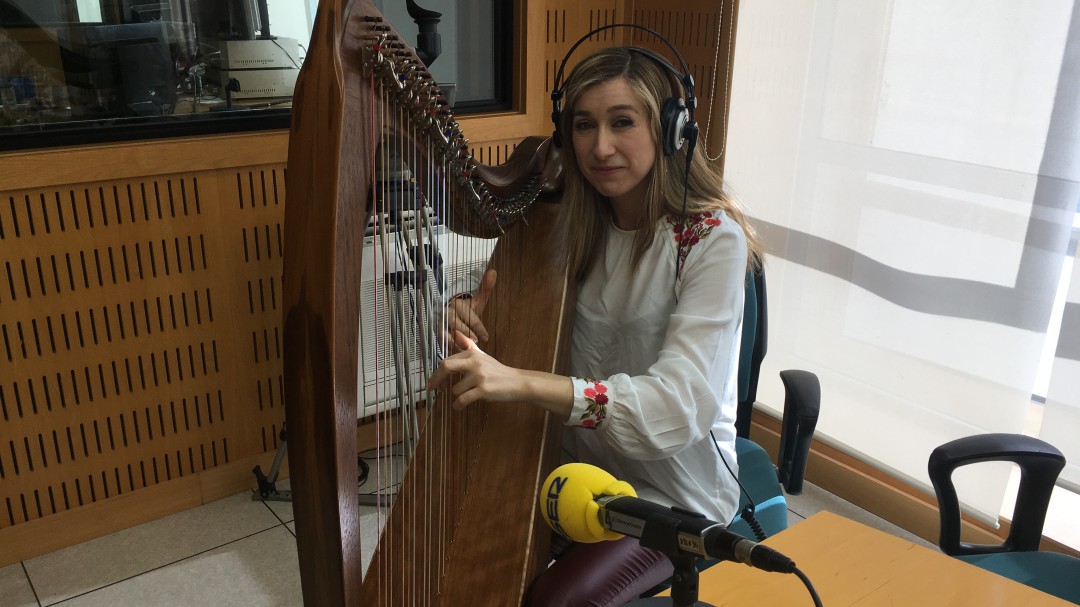 Elena Aker, arpista a pie de calle