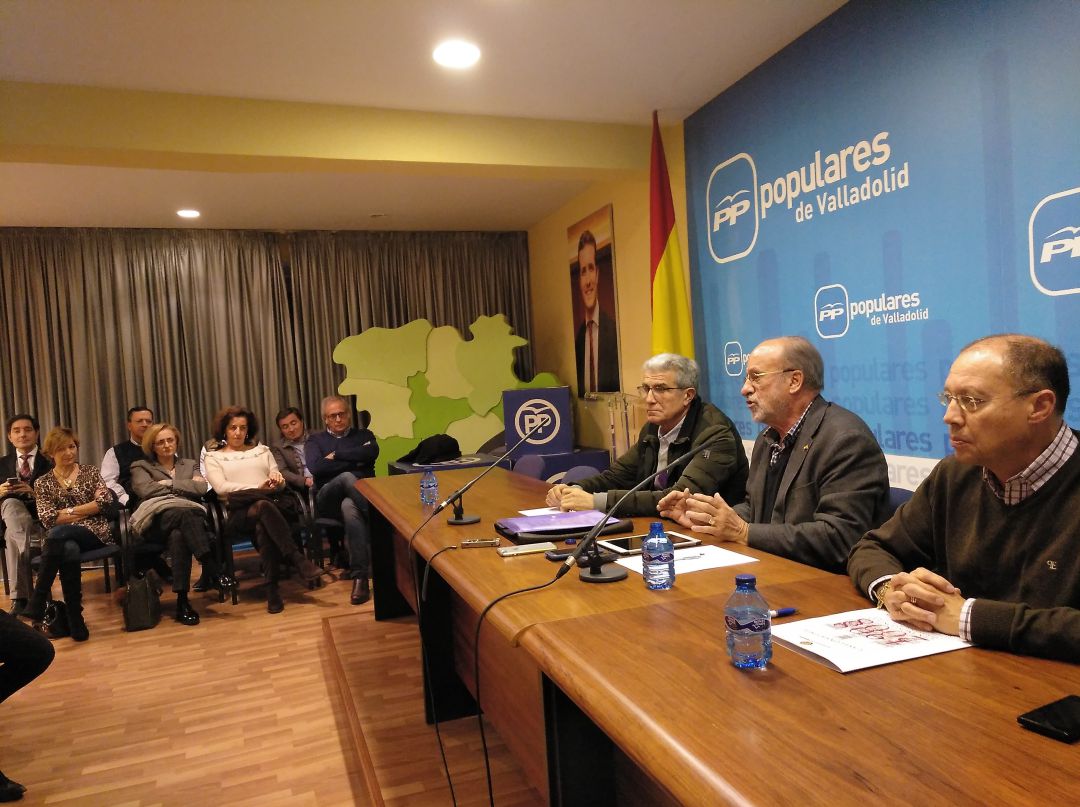 Rueda de prensa de Javier León -acompañado de Manuel Sánchez y Alfredo Blanco- en la sede del PP, con Martínez Bermejo y otros concejales al fondo. Rueda de prensa de Javier León -acompañado de Manuel Sánchez y Alfredo Blanco- en la sede del PP, con Martínez Bermejo y otros concejales al fondo.