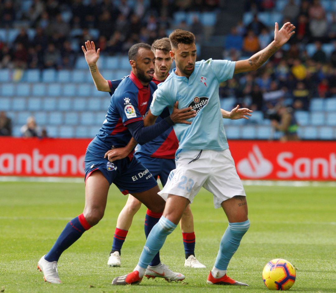 Brais Méndez lucha por un balón Brais Méndez lucha por un balón