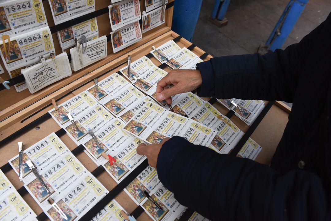 Décimos de Lotería de Navidad a la venta en la Puerta del Sol (Madrid). Décimos de Lotería de Navidad a la venta en la Puerta del Sol (Madrid).